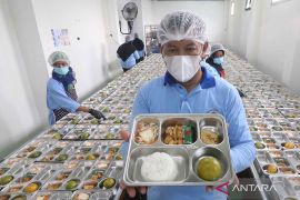 Ekonom menilai tudingan MBG sebabkan kenaikan harga ayam tidak berdasar