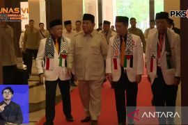 Hadiri Munas VI PKS, Prabowo diapit petinggi PKS bersyal Palestina