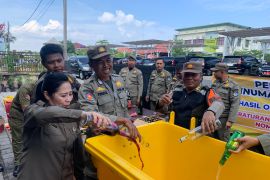 Ribuan botol miras ilegal dimusnahkan Satpol PP Mataram