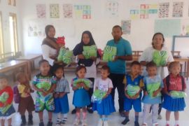 PT PBJ beri bantuan perlengkapan sekolah di Pulau Buru