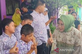 Istri Mensos apresiasi hasil karya anak SLB di Solo