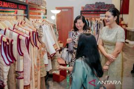 Kahiyang Ayu perkenalkan  wastra khas Sumut kepada istri dubes AS