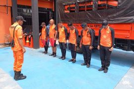 Tim SAR gabungan Natuna evakuasi dua nelayan korban kapal terbalik di Selaut