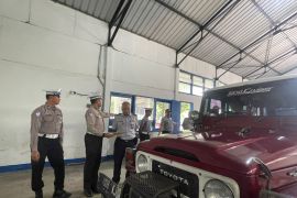 Petugas periksa jip wisata jamin keamanan wisatawan ke Bromo