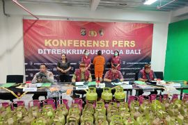Polda Bali bongkar praktik pengoplosan gas LPG keuntungan Rp100 juta