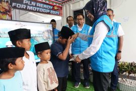 PLN berbagi dengan anak yatim pada apel siaga kelistrikan MotoGP Mandalika 2025