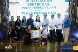 Kemenkum Sumut Serahkan Sertifikat KI ke Plaza Medan Fair