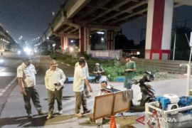 Satpol PP Jatinegara tindak pelaku tambal ban nakal di sekitar Jalan DI Panjaitan