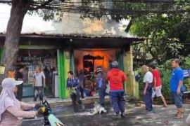 Puluhan personel padamkan kebakaran kios "laundry" di Ciracas Jaktim