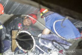 38 santri diduga tertimbun reruntuhan, tim SAR gabungan lakukan pencarian