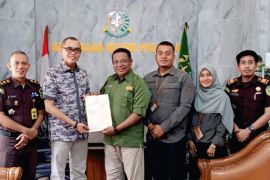 Kantor Pertanahan Kabupaten Pasaman serahkan sertipikat hak pakai kepada Kejari Pasaman untuk pembangunan rumah dinas