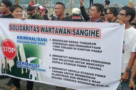 Wartawan di Sangihe gelar aksi solidaritas mengecam kekerasan saat liputan