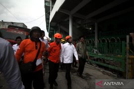 Tiga korban selamat kembali dievakuasi dari reruntuhan Ponpes Sidoarjo