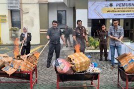 Kejari Tulungagung musnahkan barang bukti 55 perkara pidana umum