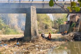 Cegah banjir, warga Madiun bersihkan aliran sungai