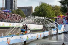 Den Haag gelar balap sepeda hias di tengah Kanal Princess