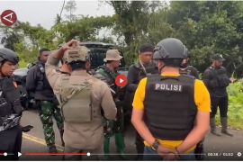 TNI-Polri evakuasi empat korban selamat dari Aksi KKB di Yahukimo - VIDEO