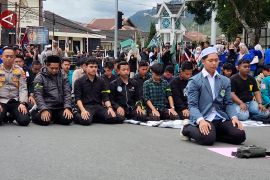 Mahasiswa di Aceh Tengah isi unjuk rasa dengan salat hajat