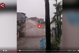 Banjir di Denpasar, Tim SAR terus lakukan evakuasi dan pencarian warga - VIDEO