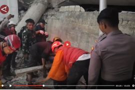 Bangunan ponpes di Sidoarjo ambruk, satu santri meninggal - VIDEO