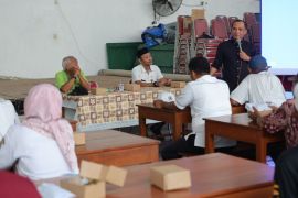 Sumanto ajak petani Karanganyar beternak ayam untuk tingkatkan penghasilan