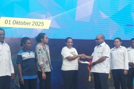 Dinas Perdagangan Kota Sorong salurkan Rp200 juta kepada pelaku usaha