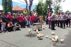 Peternak ayam Lamongan demo DPRD-Polres tuntut kepastian hukum