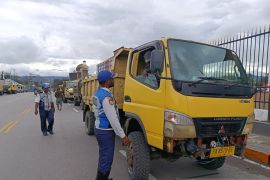 Dishub Jayawijaya imbau truk melintas miliki izin layak kendaraan