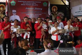 Bupati Tabanan dorong pelestarian tenun Cagcag