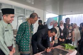 Bupati Batang Hari resmikan gedung cuci darah