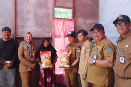 Pemkot Pontianak salurkan bantuan ke petani yang terdampak puting beliung