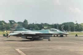 Barisan jet tempur TNI AU bersiap di Lanud untuk latihan manuver