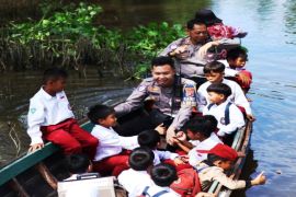 Polantas  Banjarmasin lewat jalur sungai ajarkan lalu lintas siswa SD