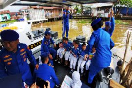 Satpolairud  Banjarmasin edukasi siswa SD tentang bahaya main di sungai