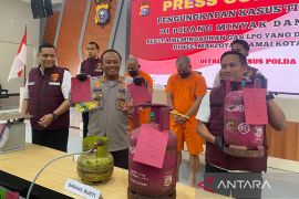 Ini tampang tersangka pengoplos gas LPG di Pekanbaru, omzet capai Rp70 juta per bulan