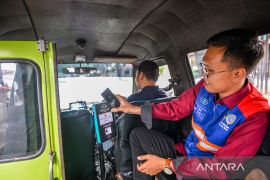 Pengoperasian layanan angkot feeder di Bandung