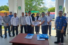 Dikbud salurkan 17.500 seragam gratis untuk  siswa SMA/SMK se-Sultra