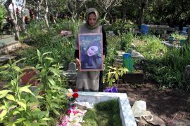 Ziarah kubur korban tragedi Kanjuruhan