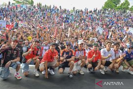 Ketika pembalap MotoGP mengikuti parade di Mataram