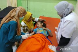 Sumbar hentikan dapur SPPG, 74 siswa diduga keracunan