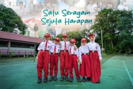 10.819 paket seragam disalurkan, senyum Mujianor hadir kembali