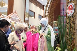 Gerai Dekranasda Makassar jadi primadona di Inacraft 2025