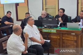 Topan Ginting dihadirkan ke persidangan kasus suap proyek jalan