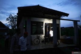 Ratusan rumah di Tulungagung rusak akibat angin kencang