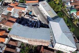 Pembongkaran material mushalla ambruk di Ponpes Al Khoziny