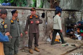 Satpol PP tertibkan bangunan liar dan posko ormas di Kelapa gading