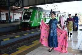 Peringatan Hari Batik Nasional di stasiun KA Madiun