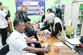 Petugas medis beri vitamin gratis untuk relawan di Ponpes Al Khoziny
