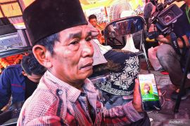 Kakek korban runtuhnya Al Khoziny berharap cucunya ditemukan