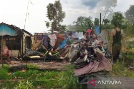 Angin puting beliung hantam Kapuas, ratusan rumah rusak